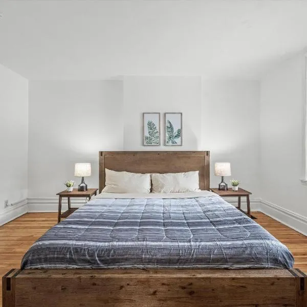 Oakland/University @A Spacious & Modern Private Bedroom with Shared Bathroom، فندق في بيتسبرغ