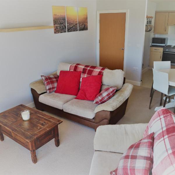 2BR Apt in Crawley w Parking - Near Gatwick