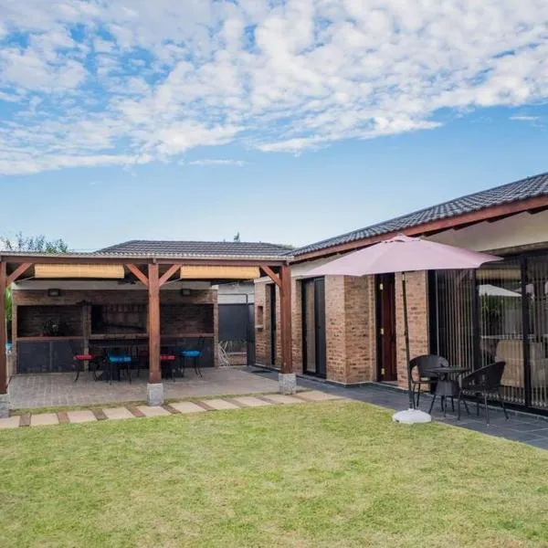 La Esquina - hermosa casa en Termas del Daymán con Piscina、テルマス・デル・ダイマンのホテル