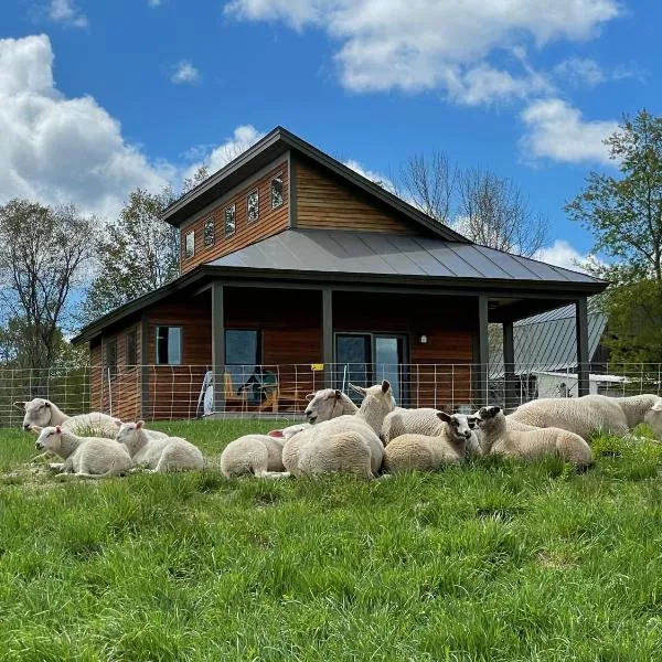 Fat Sheep Farm & Cabins، فندق في Windsor