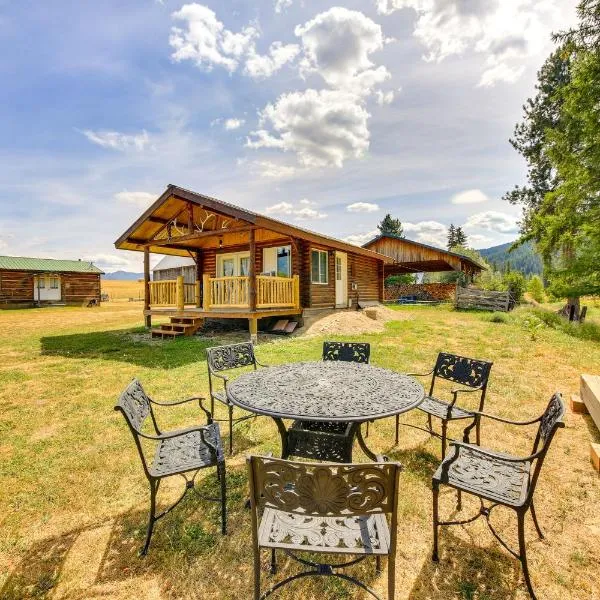 Cozy Farm Cabin - 9 Mi to Trout Creek!, hotel en Trout Creek