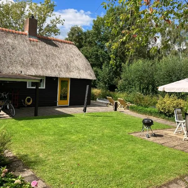 Oasis holiday home in Giethoorn next to canal, boat extra, ξενοδοχείο στο Giethoorn