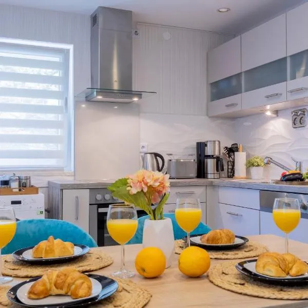 Charmantes Design-Apartment in Schiffweiler - Self-Check-in - 2 Parkplätze - WLAN - Balkon mit Gartenzugang - private Terrasse -ruhig gelegen - Nähe See & Wald - bis 4 Pers, hotel in Schiffweiler