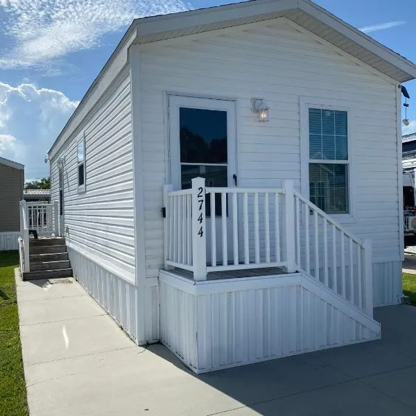 Cozy Tiny Home Near Disney World & Orlando Parks!, hotel in Kissimmee