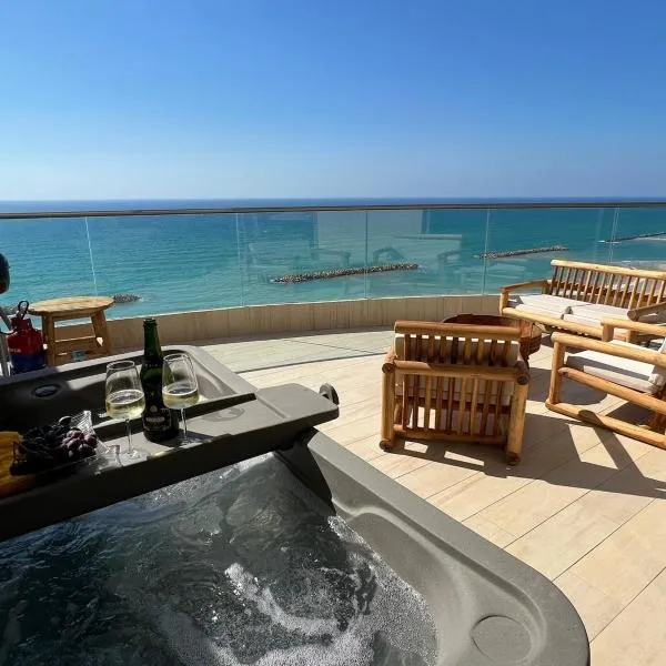 פנטהאוז שמיים - דירות יוקרתיות על הים עם ממד,גקוזי פרטי, בריכה ונוף פנורמי לאוקיינוס, hôtel à Netanya