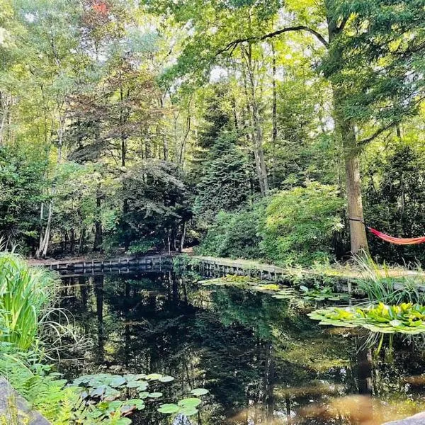 Prachtige chalet in het bos met sauna!, hotel in Lanaken