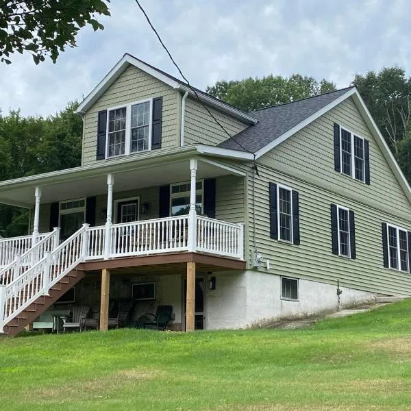 Historic Sears River Home (Main Level) on 10 Acres, hôtel à Tamaqua