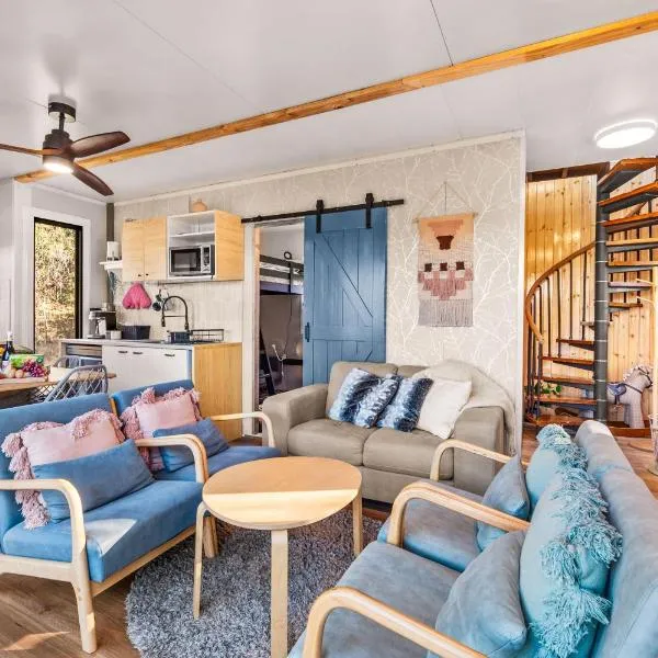 Delightful Container House with Views, hotel in Hartley