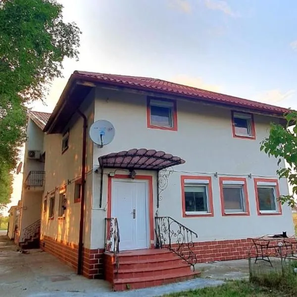 Magic Garden - Pool, Events, Free Parking, ξενοδοχείο σε Tărtăşeşti