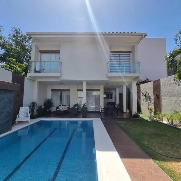 Tourist House, hotel in Santa Cruz de la Sierra
