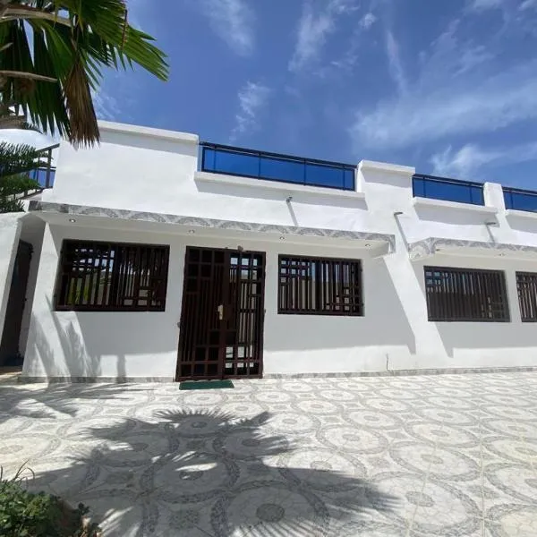 Villa OMARI Situé à Saly Portudal Villa 2 Chambres bien équipés proche de tout, hotell i Saly Portudal