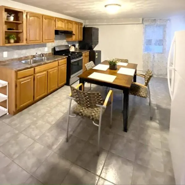 Glorious Suite near Downtown with washer/dryer, hotel di Gloucester