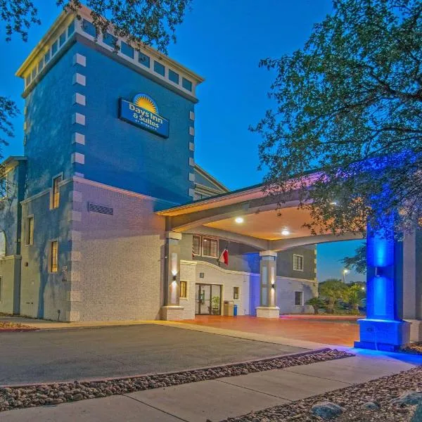 Days Inn & Suites by Wyndham San Antonio North/Stone Oak, Hotel in San Antonio