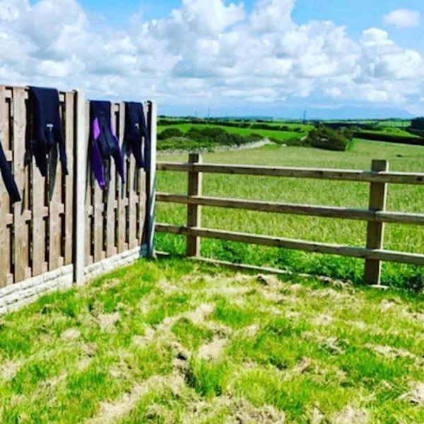 Anglesey sleeps 10 with hot tub, ξενοδοχείο σε Llanfaelog