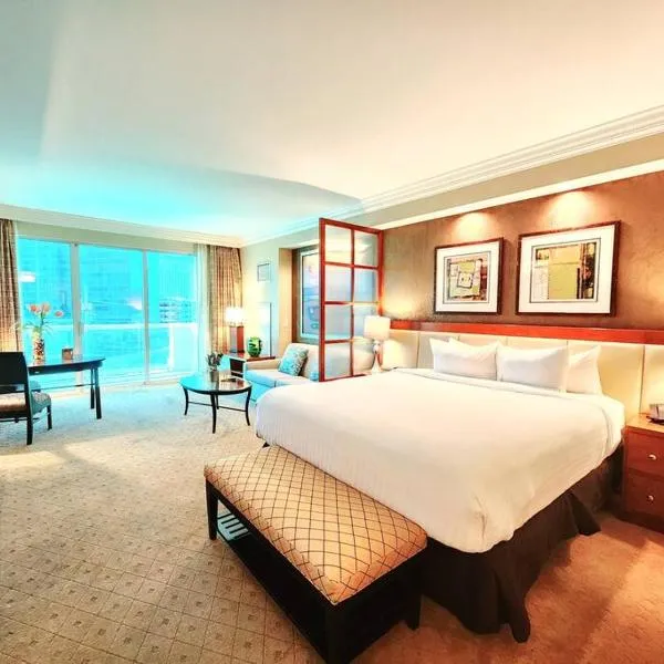 The Signature at MGM Condo! Stunning Strip Views & No Resort Fees!, hotel in Las Vegas