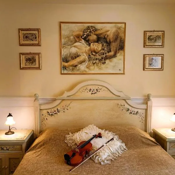 Something About Mary, hotel v Aténach