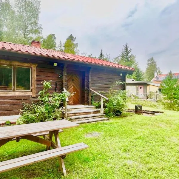 Charmig stuga mitt i naturen!, hotel v destinaci Upplands-Väsby