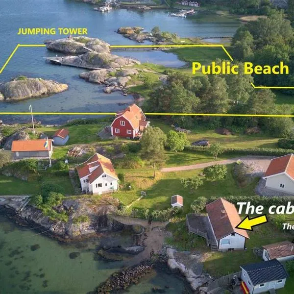 Cabin at the sea close to public beach with a jumpingtower, hotel em Höviksnäs
