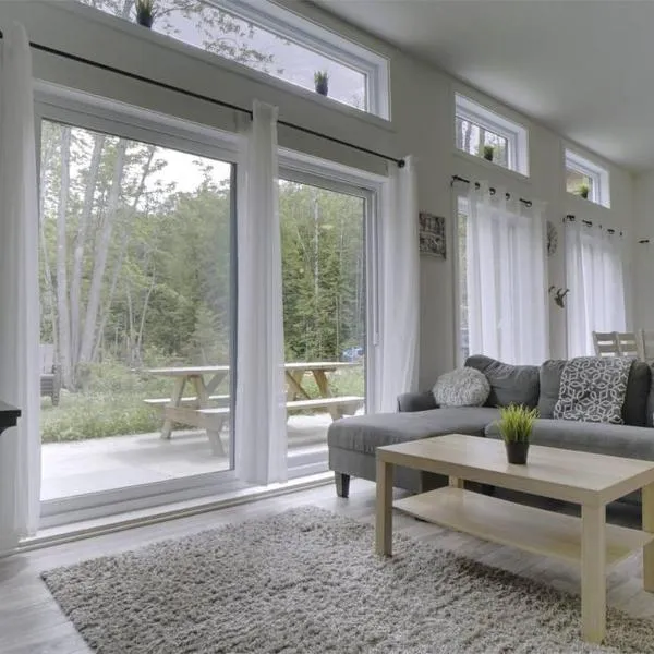 Chalet L'Écureuil (waterfront, modern, spa, BBQ), hotell i Chertsey