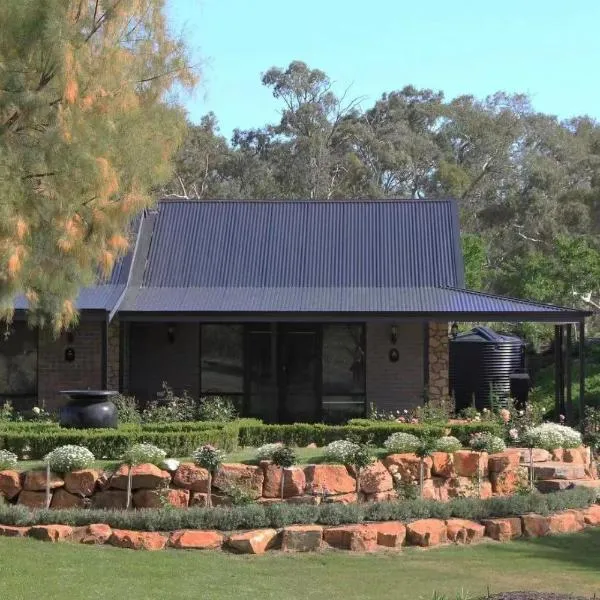 Petit Verdot Cottage - A Vineyard Retreat in Barossa Valley, hotel in Rowland Flat