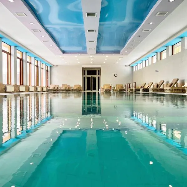 Hotel Russia، فندق في تساجكادزور