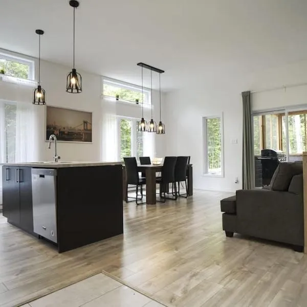 Cottage le Cerf (modern, spa, BBQ, accès lac Lili), מלון בChertsey
