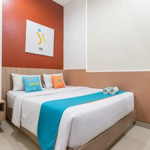 Sans Hotel Rajawali Surabaya by RedDoorz, hotel in Krembangan