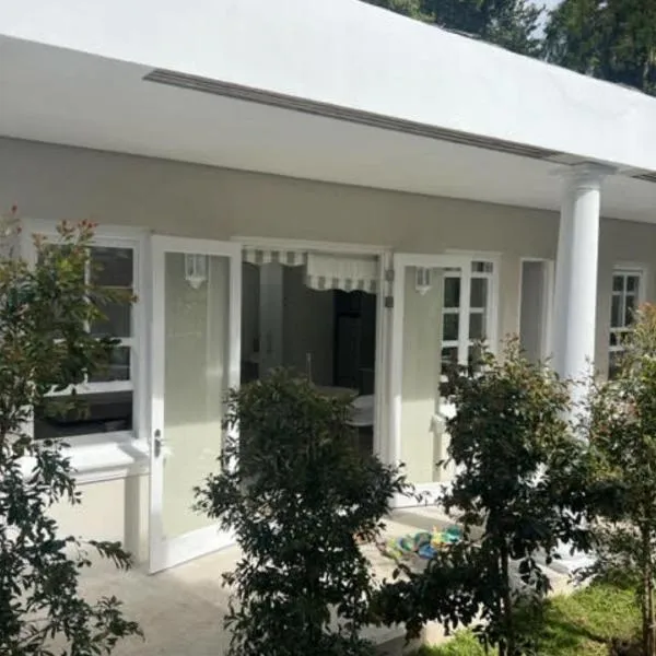 Two on Milner - OAK TREE COTTAGE - Stylish open-plan Guesthouse in Rondebosch, hotel a Città del Capo