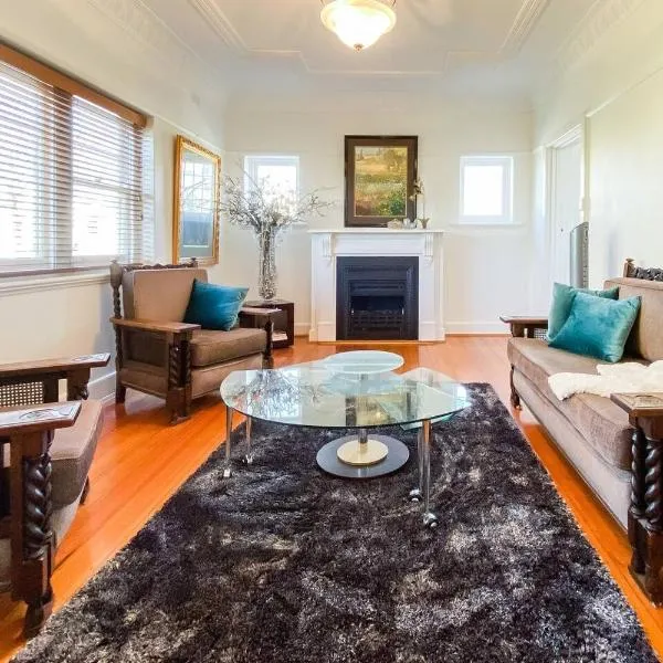 'The Gables' Stylish Victorian Beachfront Abode, hotel in Melbourne