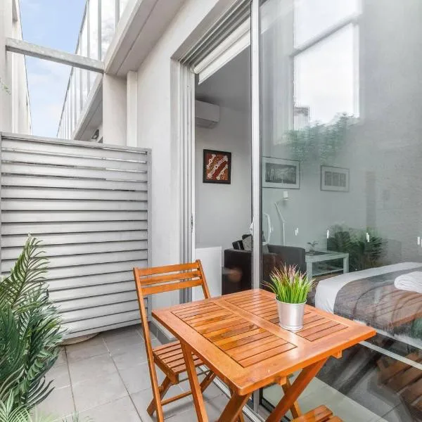 Nicholson's Nest - A Balcony Studio in Funky Fitzroy，位于墨尔本的酒店
