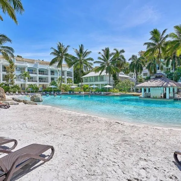 Chic Resort Living at Luxury Beach Club and Spa, hotel in Palm Cove