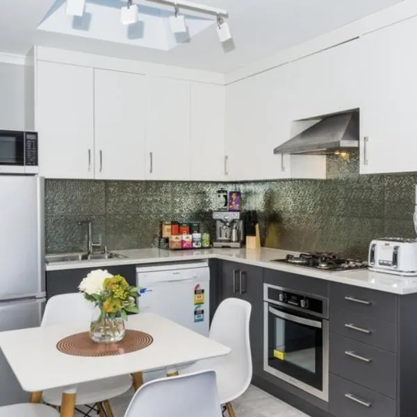 Albany Modern Private 2 bedroom 2 bathroom with Full Kitchen Netflix, hotel in Auckland