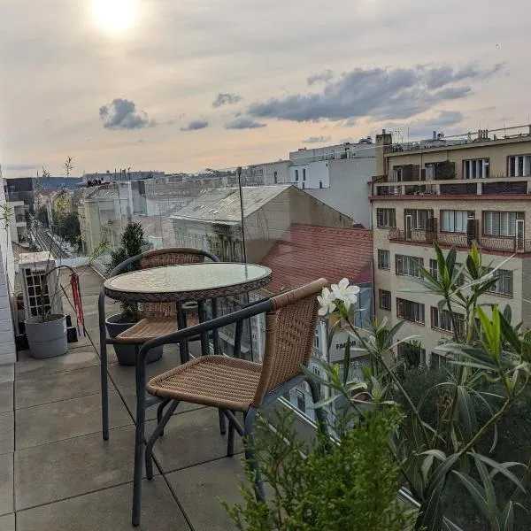 Cozy Apartment with Big Terrace in Central Prague - Karlín, отель в Праге