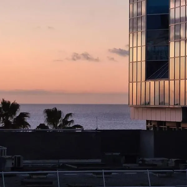 Face mer et plages appartement avec terrasse., hôtel à Nice