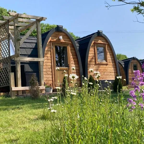 Rabbit Glamping Pod School House Farm, hotell sihtkohas Leighton