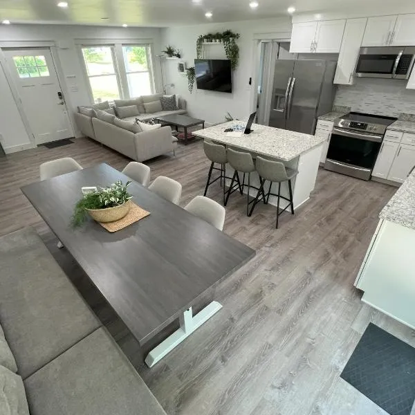 Gardner Lake 2 Queen/1King/2 Bath/Laundry- Private, hotel v destinaci Salem