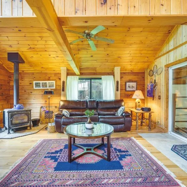 Pet-Friendly Jamestown Cabin with Fire Pit and Deck!, hotel Jamestownban
