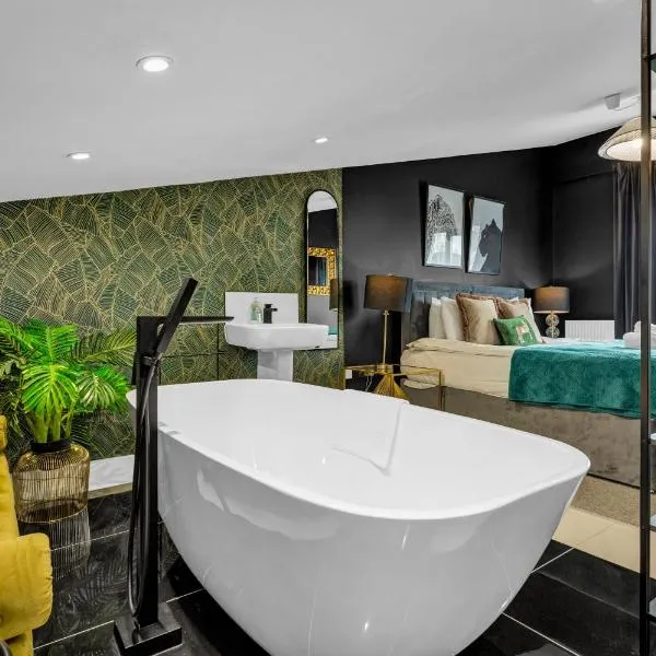 Free Parking Luxury Safari House, hotel i Manchester