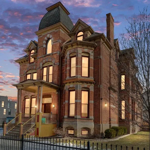 The Lumber Baron's Mansion: 2 King Suites, 2.5BA + Gym, hotel a Detroit