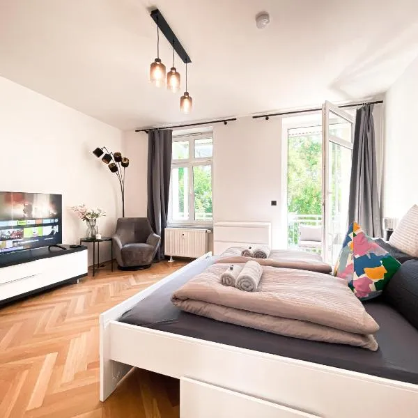 Zentrale Ferienwohnung mit Parkplatz, 2 Schlafzimmern, Küche, Waschmaschine & Balkon, hotel in Leipzig