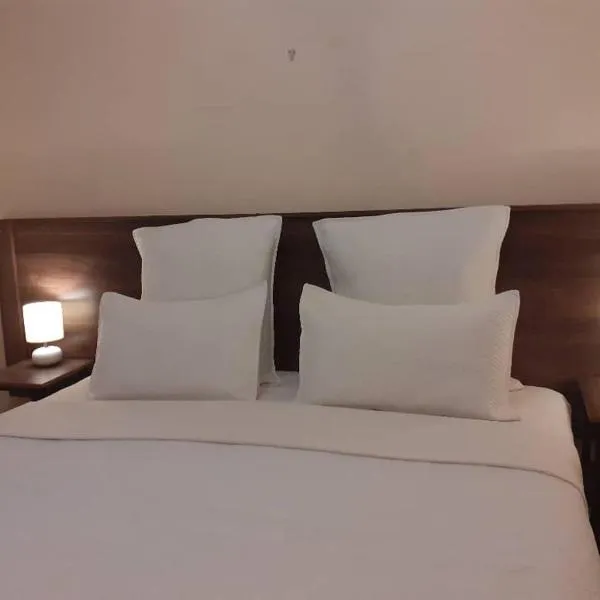 Charming 6-Bed House with Swimming Pool in Harare, hotel in Harare