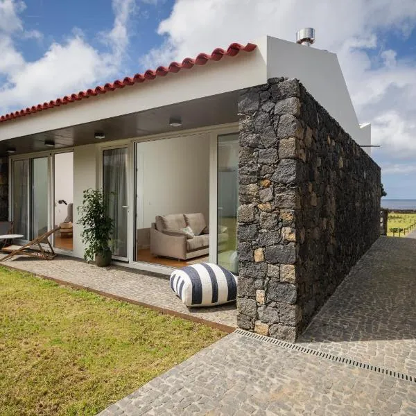 ENTRE MUROS - Turismo Rural - Casa com jardim e acesso direto ao mar、リベイラ・グランデのホテル