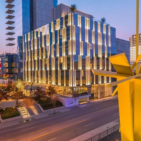 HALL Arts Hotel Dallas, Curio Collection by Hilton, hotel v destinaci Dallas