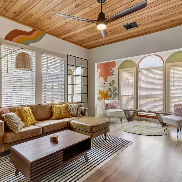 The Retro Retreat - Close to Downtown, Fort Sam, hotel em San Antonio