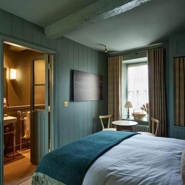 Dusk at The Sun Inn Felmersham, Hotel in Sharnbrook