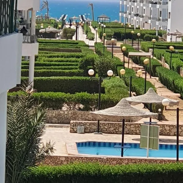 Relaxed sea view chalet, hôtel à Raʼs Matarma