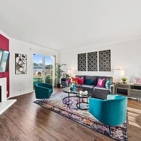 Beverly Hills Chic 2 bed 2bath with Patio and Parking 309, hotel in Los Angeles