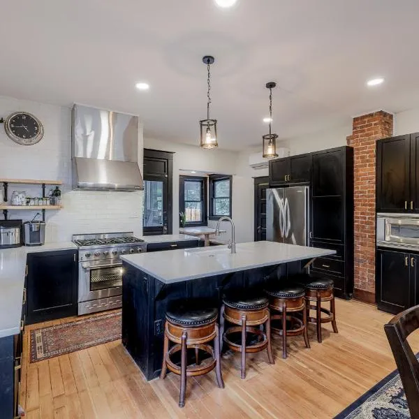 Mountain Manor Sandy HotTub, 3KingBeds, Ski Mt Hood, Hotel in Sandy