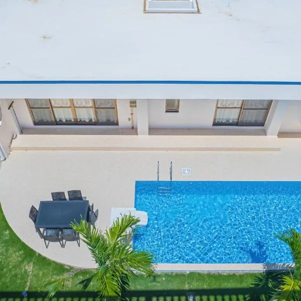 Summer Palace Miyako, hotel in Nishibaru