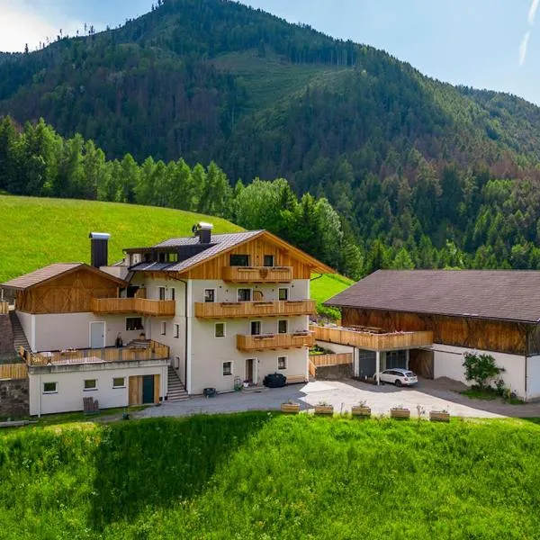 Planerhof Apartment Enzian, hotel in Funes